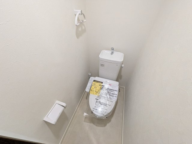 センチュリーめじろ台のトイレ|～新規交換済、暖房温水洗浄機能付きトイレ　冬場は特に嬉しい機能ですね～