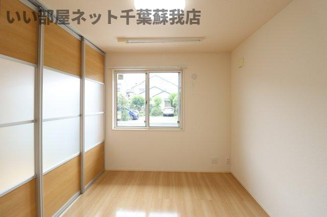 プルミエール　B棟の寝室|広くて明るい寝室