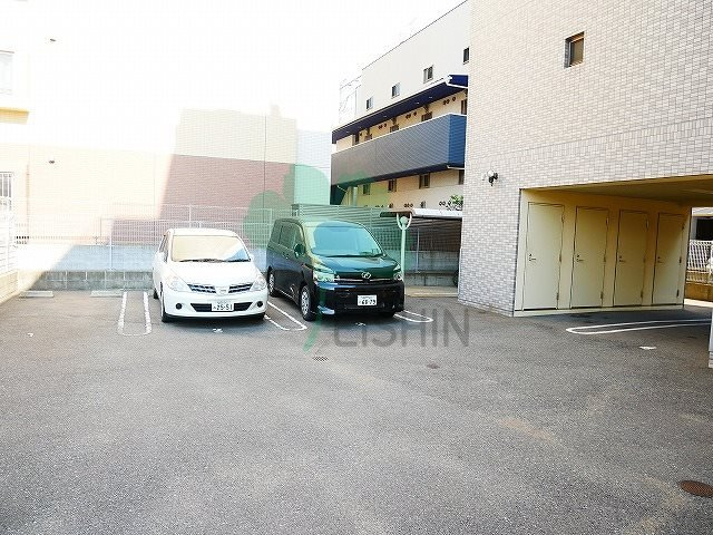 アスティオン中島の駐車場