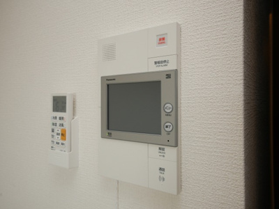 【セキュリティ】 | フォーリアライズ弁天町ノビア | モニター付きインターフォンです。