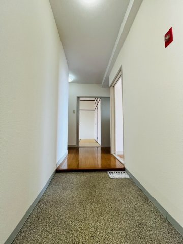 霞が丘マンションの玄関