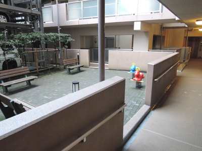 【中庭】 | D‘レスティア金沢八景アクオ | 敷地内に小さな公園があります。