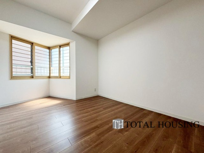 【洋室】 | パルグラーサ札幌スクエアA棟 | 洋室　約6.3帖
L字型の窓は東と南方向からたっぷりの日差しが差し込みます。