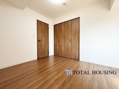 【洋室】 | パルグラーサ札幌スクエアA棟 | 洋室　約6.3帖
充分な広さと収納機能を備えた部屋はお子様の自発性と成長を促します。お子様の成長を支える、勉強や好きなことに没頭する学びの空間にどうぞ。