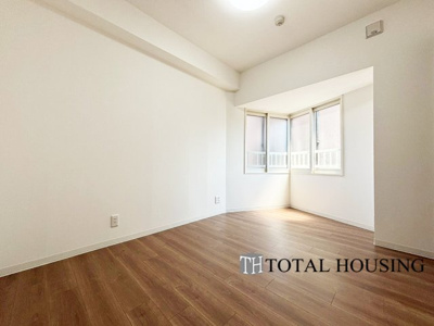 【洋室】 | パルグラーサ札幌スクエアA棟 | 洋室　約5.7帖
2面採光がとれる主寝室は、〇側に窓を設けているため、一日中明るく、気分も明るくなります。