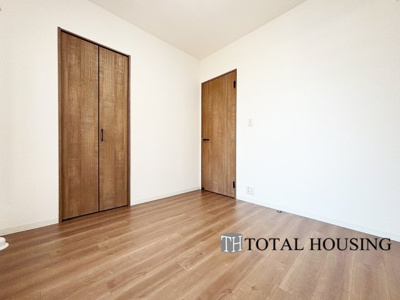 【洋室】 | パルグラーサ札幌スクエアA棟 | 洋室　約5.7帖
木目のフローリングが暖かみのある室内に。明るい寝室で心地のいい朝を迎えられそう。