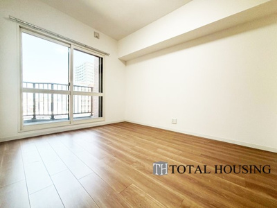 【洋室】 | パルグラーサ札幌スクエアA棟 | 洋室　約6.5帖
大きな窓から明るい陽射しが入ってきます。フローリングからの照り返しがさらにお部屋を明るくさせます。