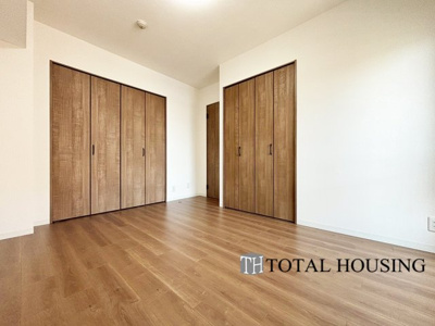 【洋室】 | パルグラーサ札幌スクエアA棟 | 洋室　約6.5帖
広々とした居住空間は日々の暮らしを彩り、心のやすらぎと満足感を与えてくれます。通風と採光を考慮した設計は子供たちはのびのび育ち、家族でくつろぎと団らんを生み出します。