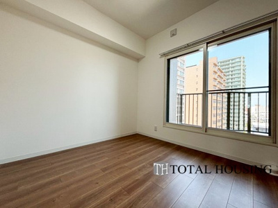 【洋室】 | パルグラーサ札幌スクエアA棟 | 洋室　約5.0帖
通風・採光にも優れ、心地よい光と風があふれています。 贅沢といえるほどの豊かな居住性と、プライドを満たすクオリティが見事に調和した住空間です。