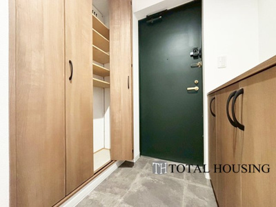 【玄関】 | パルグラーサ札幌スクエアA棟 | 上質感漂う玄関へのアプローチ。居住者の帰り、訪れる方を優しく迎える・安らぎに満ちた生活空間を予感させる。健やかな暮らしを楽しめそう