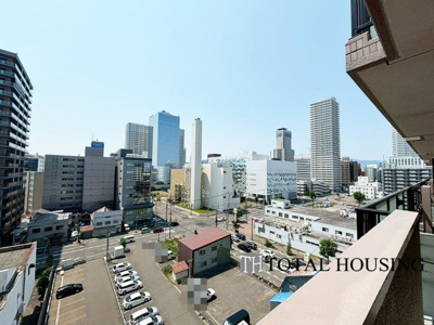 【展望】 | パルグラーサ札幌スクエアA棟 | 開放的なバルコニーは見晴らしもよく、太陽の温かな温もりをめいっぱい受け止めてくれます。太陽の光と爽やかな風を受けたお洗濯物はあっという間に乾き、取りこむ時には太陽の匂いを感じられそうですね。