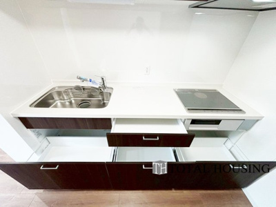 【キッチン】 | パルグラーサ札幌スクエアA棟 | 収納豊富な引き戸キッチン。
IHクッキングヒーターはお手入れも簡単です。