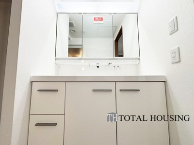 【独立洗面台】 | パルグラーサ札幌スクエアA棟 | ゆとりの洗面スペースで朝の身支度も快適スムーズに。３面鏡で髪のセットやお化粧もストレスなくこなせ、朝から気分良く通勤通学に向かえそうですね！鏡の裏にはたっぷりと収納スペースを標準装備！