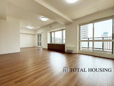 【居間・リビング】 | パルグラーサ札幌スクエアA棟 | このお部屋自慢の隣り洋室を含め大空間リビングです♪普段は扉を閉めて別空間として活用し、お友達を呼んでのホームパーティーなどの時には、開けて広々使う等、使い勝手がとても良いです♪