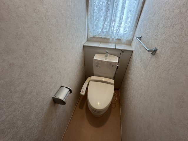 玉津町西河原戸建のトイレ