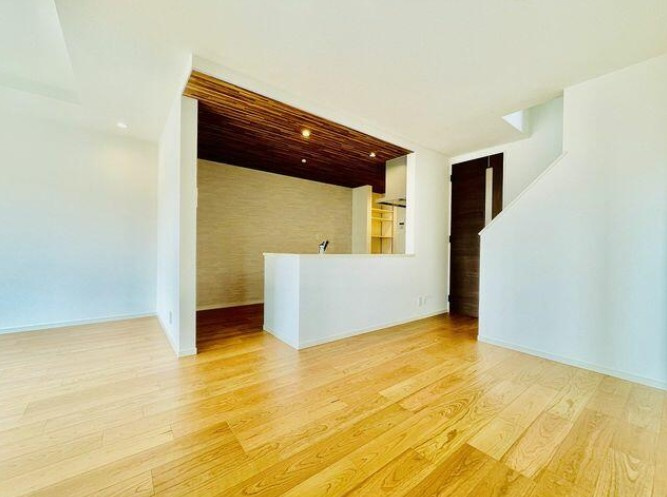 旭区金が谷1丁目戸建の居間・リビング|ご家族みんなで長い時間を過ごすリビングは一番居心地のいいものであって欲しいですね。