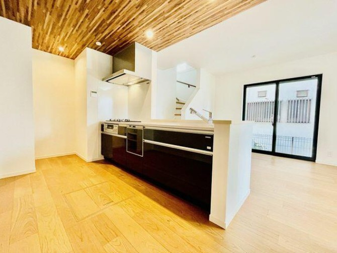 旭区金が谷1丁目戸建のキッチン|リビングが見渡せるカウンターキッチン、お料理をしながら大切な家族との会話も楽しめそう♪