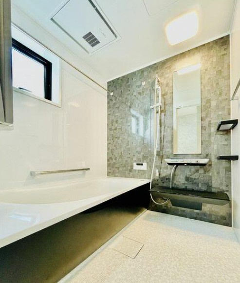 旭区金が谷1丁目戸建の浴室|ゆったり足が伸ばせるので、毎日の疲れを癒すバスタイムを実現。