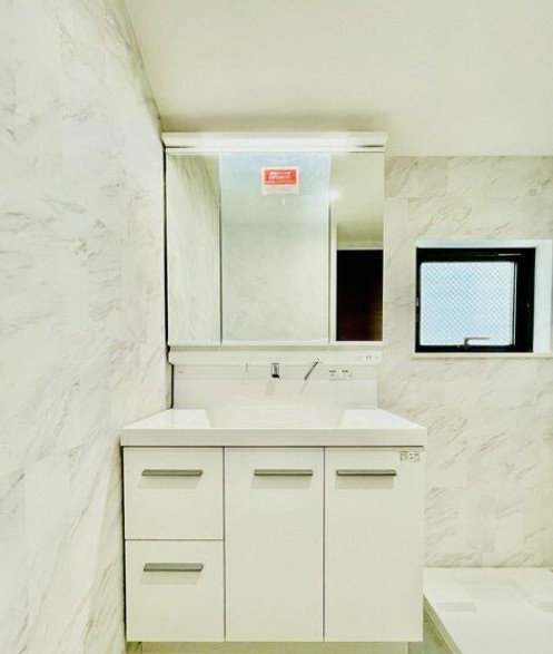 旭区金が谷1丁目戸建の独立洗面台|一日の始まりの朝、歯磨きをしたりメイクや髪をセットしたり・・・使いやすさが考えられた3面鏡です♪