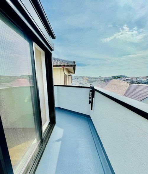 旭区金が谷1丁目戸建のバルコニー|広くワイドなスペースになっているので、一度にたくさんの洗濯物が干せそうですね♪