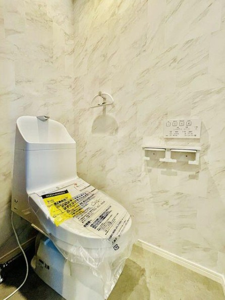 旭区金が谷1丁目戸建のトイレ|ウォシュレット内蔵の最新トイレ設備です♪