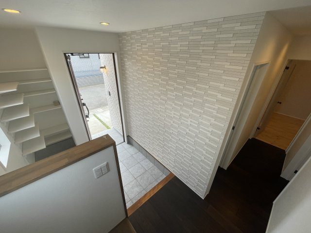 入間市下藤沢5丁目中古戸建の玄関|玄関ホール。玄関横には、土間があるのでベビーカーやキャンプ用品等もすっきり収納ができます。