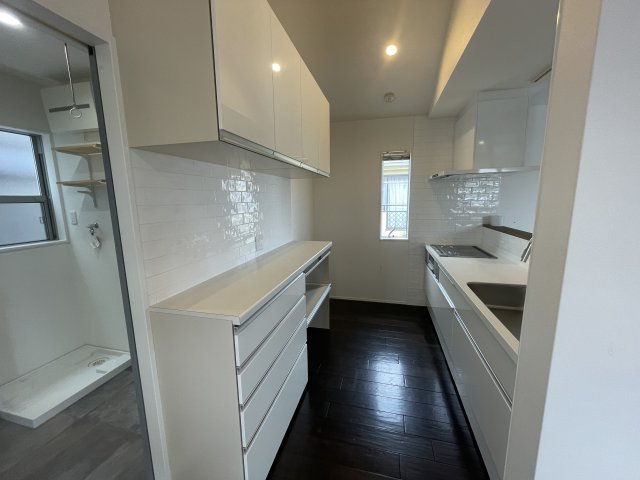 入間市下藤沢5丁目中古戸建のキッチン|キッチン背面のカップボードには、お好きな食器や調理器具、家電などを配置できます。カウンター下は収納になっているので使い勝手も良好です。
