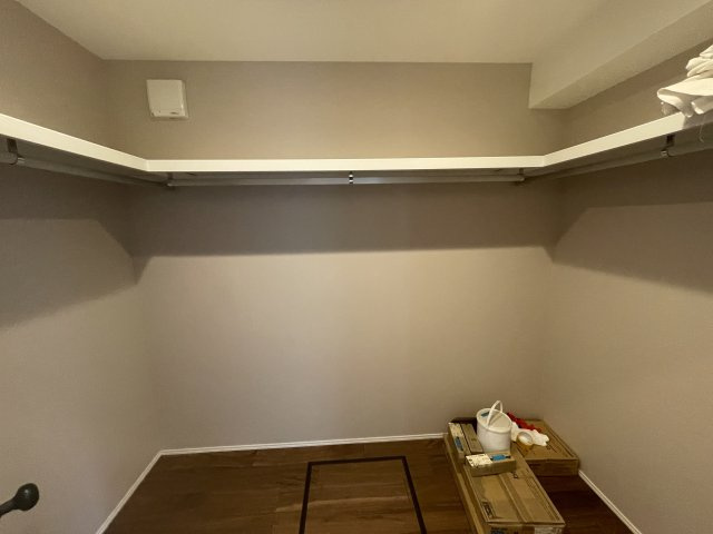 入間市下藤沢5丁目中古戸建の収納|収納力のあるウォークインクローゼットが備わっています。荷物の多い方でもたくさんしまっていただけます。
