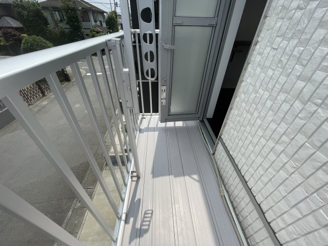 入間市下藤沢5丁目中古戸建のバルコニー|日中の長い時間、日が差し込む南面バルコニー。洗濯物がカラッと乾きます。
