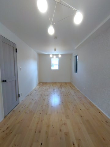 入間市下藤沢5丁目中古戸建の洋室|約10帖の洋室でご家族との時間をゆっくり過ごせます♪