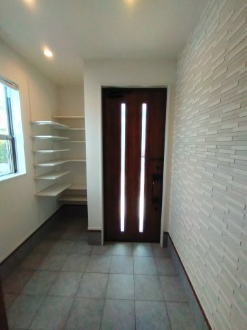 入間市下藤沢5丁目中古戸建の玄関|玄関はおうちの第一印象 清潔感あふれる空間を重視した造りになります
