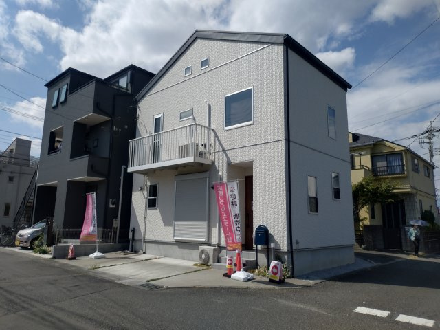 入間市下藤沢5丁目中古戸建の前面道路含む現地写真|白を基調としたおしゃれな外観！