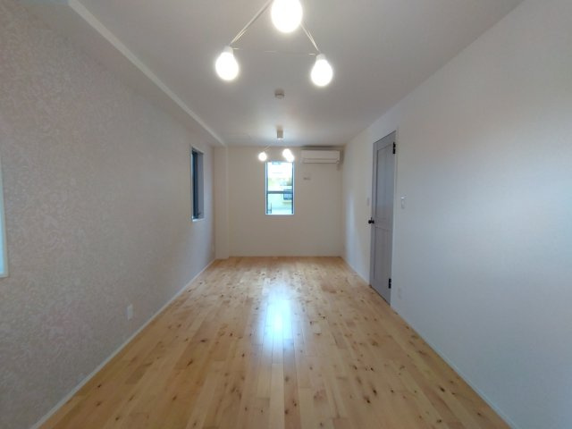 入間市下藤沢5丁目中古戸建の洋室|心と体をゆったりと安らげる10帖の寝室。寝室のゆとりが大きい分だけ、暮らしの安らぎは深まります。一日の疲れを癒すだけでなく、ご夫婦の親密な語らいを紡ぎ出します。
