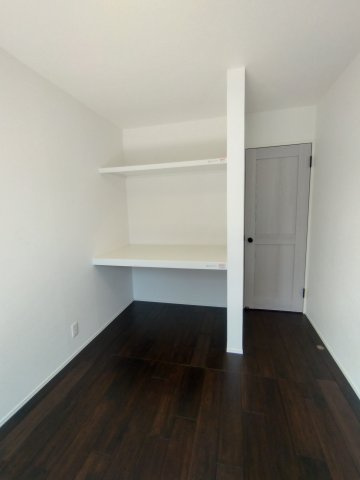 入間市下藤沢5丁目中古戸建の洋室|日当たりの良い１階の５帖洋室。収納棚をお子様のデスクとしてもお使いいただけます。