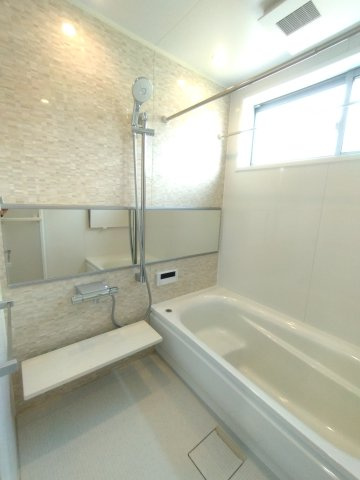 入間市下藤沢5丁目中古戸建の浴室|窓のある浴室。雨の日などに心強い浴室乾燥機付。洗濯物を乾かすだけでなく、カビ防止にもなる嬉しい設備です。
