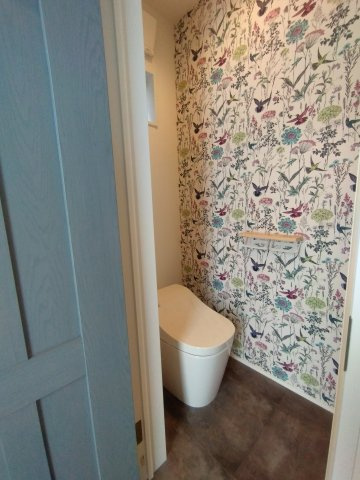 入間市下藤沢5丁目中古戸建のトイレ|毎日使いやすい便利な仕様の温水洗浄トイレは、掃除がしやすくいつも清潔な空間に保てます。
