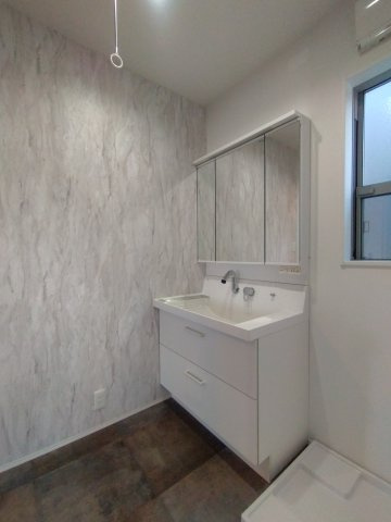 入間市下藤沢5丁目中古戸建の独立洗面台|収納力と機能性に優れた三面鏡洗面化粧台です。鏡の裏は収納スペースになっていますので、すっきり清潔に保てます。
