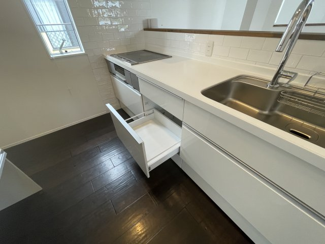 入間市下藤沢5丁目中古戸建のキッチン|幅広いキッチンスペースはママにとって嬉しい動線を確保してくれます家族と会話を楽しみながらお料理できる対面キッチン
