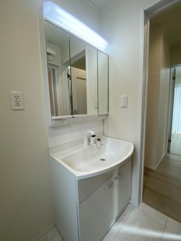 《仲介手数料無料》志木市柏町５丁目6-27(全1戸)新築一戸建てハートフルタウンの独立洗面台|撮影日 2025年9月14日 13:30 晴れ