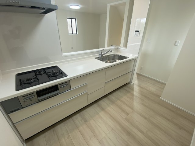 《仲介手数料無料》志木市柏町５丁目6-27(全1戸)新築一戸建てハートフルタウンのキッチン|撮影日 2025年9月14日 13:30 晴れ