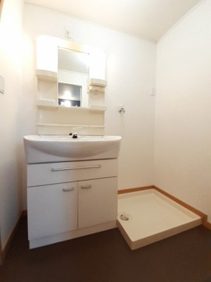 【洗面所】 | ブリーゼ　イズミ　Ｂ棟 | スペースが確保できる洗面所です