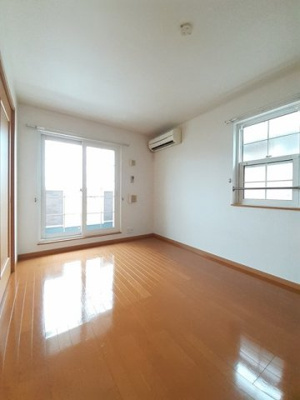 【居間・リビング】 | ブリーゼ　イズミ　Ｂ棟 | ゆったりとしたリビングです