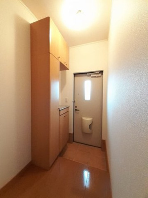 【玄関】 | ブリーゼ　イズミ　Ｂ棟 | 明るい玄関です