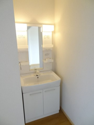 【洗面所】 | フルール古都Ａ | 明るい洗面所です