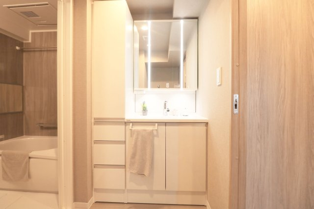 【独立洗面台】 | ハイラークみずほ台　（ふじみ野店） | 洗面台交換実施。三面鏡で身支度もらくらく♪