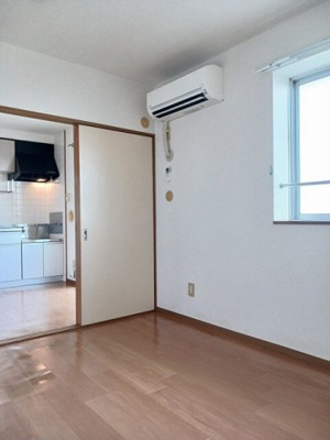 【居間・リビング】 | ニューエルディム花水木Ｂ | 明るい色調の室内です