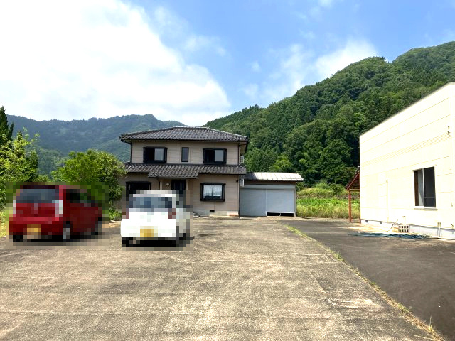 日高町殿　中古戸建　4LDK・3LDKの駐車場