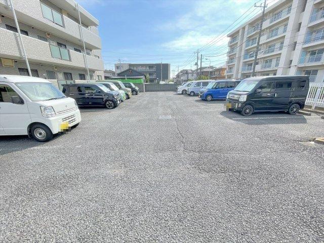 シャトー春日部B棟の駐車場