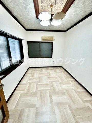 三和町2丁目戸建の洋室