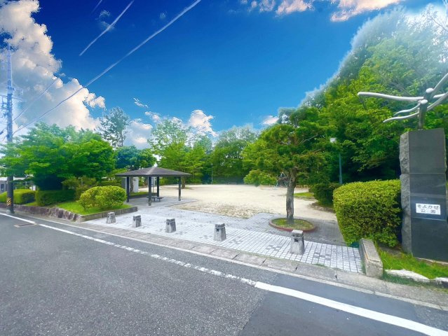 日進市香久山二丁目土地の周辺|そよかぜ公園まで約10ｍ
道路の向かいは公園となっているため、景観・陽当たりは良好です！
